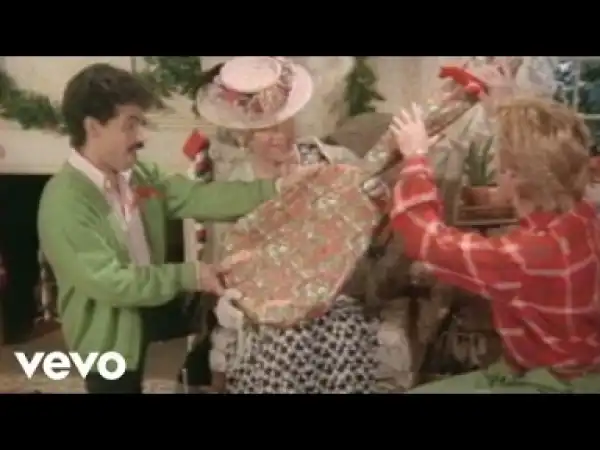 Video: Daryl Hall & John Oates — "Jingle Bell Rock"
